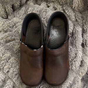 Dansko Brown Leather (Size 40) Professional Clogs